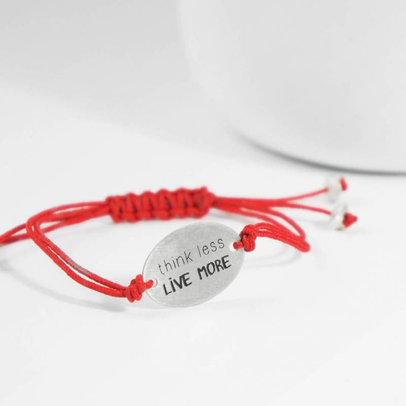 Polsera plata i cordó amb missatge positiu THINK LESS, LIVE MORE