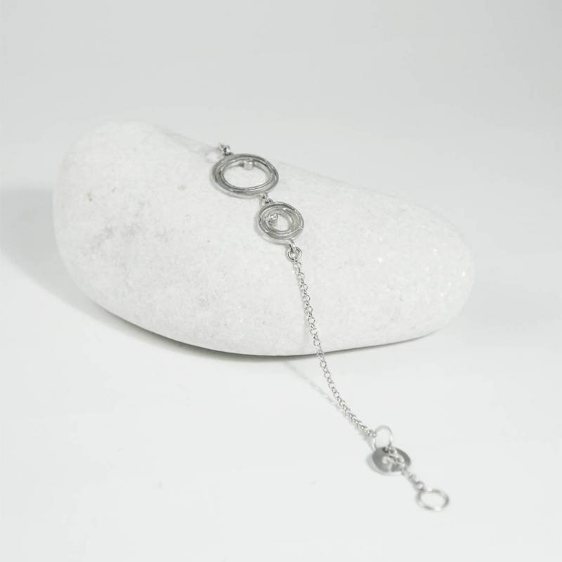 Bracelet with a minimalist design handmade of sterling silver with a matte finish and rhodium plating.