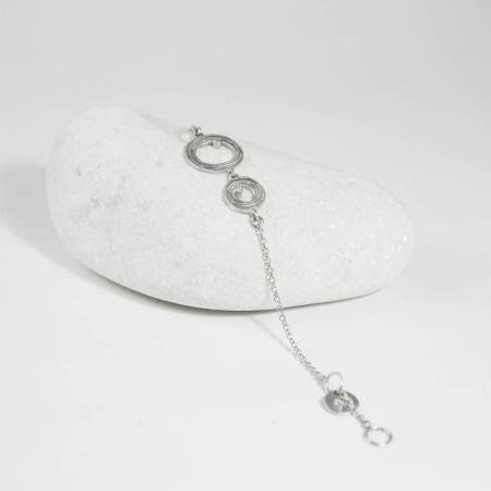 Bracelet with a minimalist design handmade of sterling silver with a matte finish and rhodium plating.