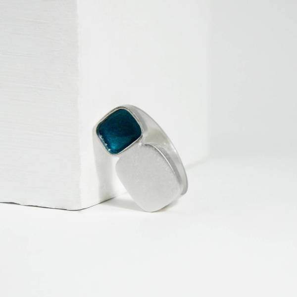 esmalt al foc de color blau en anell de plata