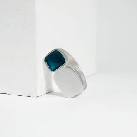 esmalt al foc de color blau en anell de plata
