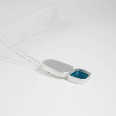 Penjoll dona en plata de primera llei i esmalt al foc, blau.