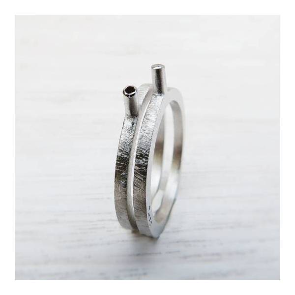 Anillo minimalista de plata con diamante