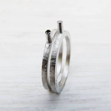 Anillo minimalista de plata con diamante