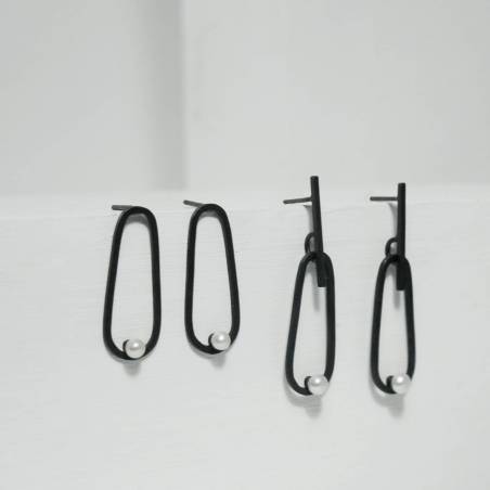 Pendientes de plata de primera ley con acabado negro mate.