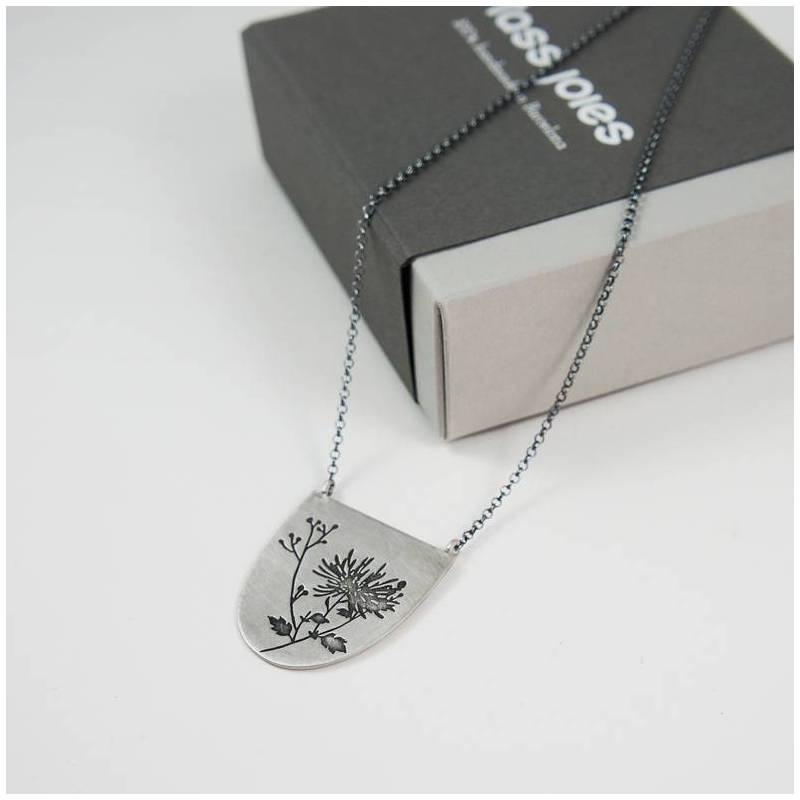 Collaret de plata amb gravat floral