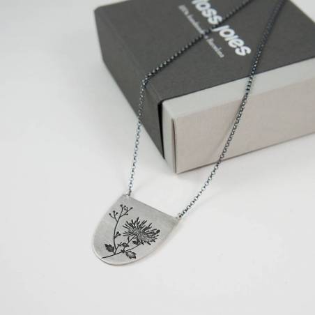 Collaret de plata amb gravat floral