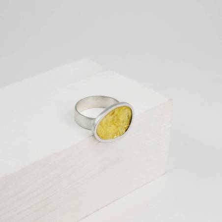Anillo de plata de ley y pan de oro.