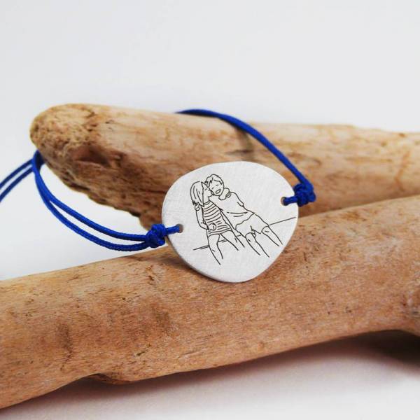 Brazalete de plata de primera ley combinado con cordón de algodón.