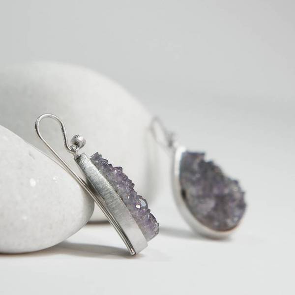 Diseñados en plata de primera ley, diamantes naturales de 004 cts en total y dos cuarzos amatistas.