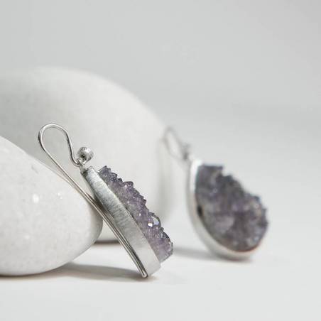 Diseñados en plata de primera ley, diamantes naturales de 004 cts en total y dos cuarzos amatistas.