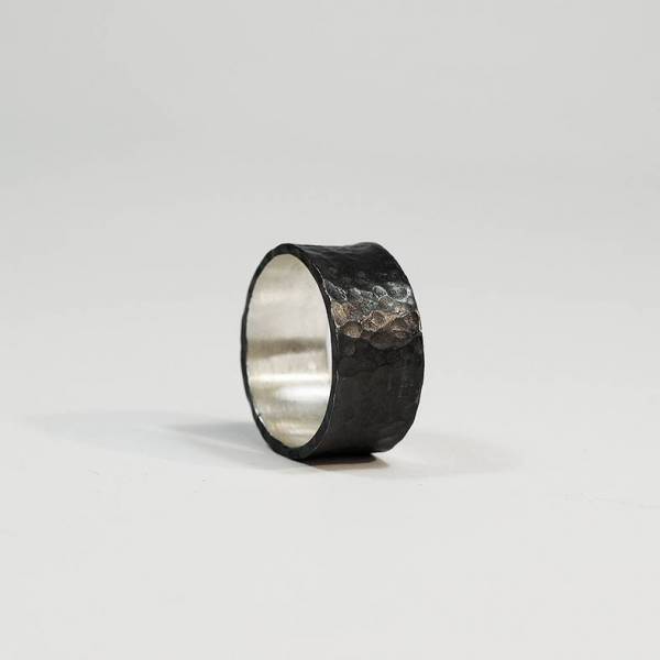 Anillo de plata martellé de diseño unisex.