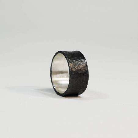 Anillo de plata martellé de diseño unisex.