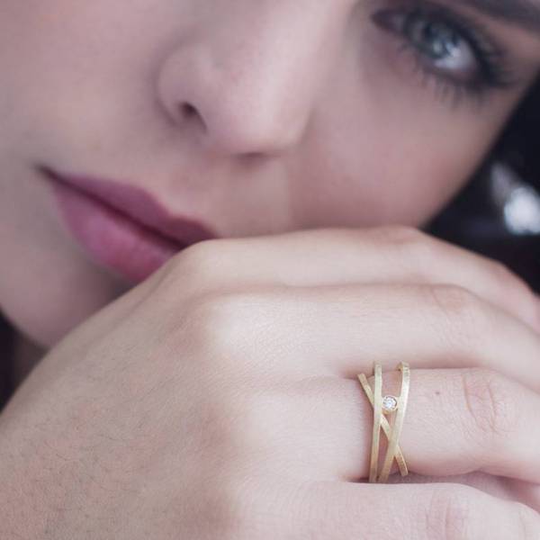 Anillo de diseño realizado en oro amarillo de 18 kts.
