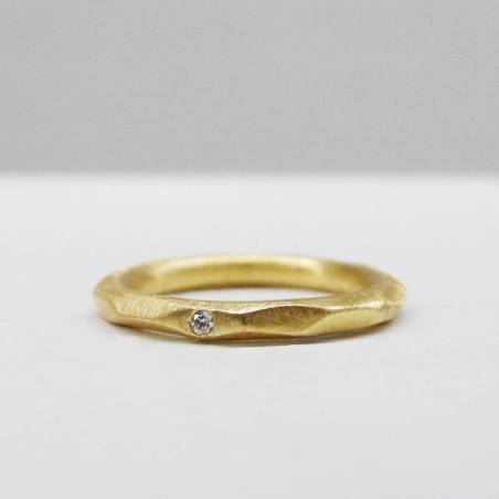 Anillo oro amarillo facetas con diamante