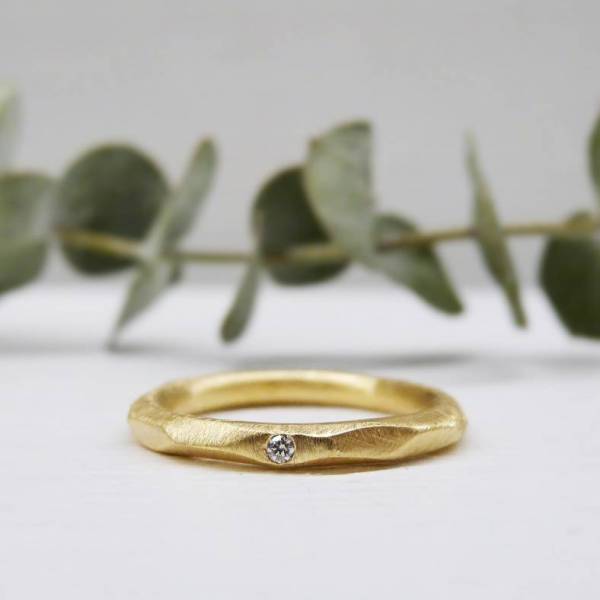 Precioso anillo de diseño, también puedes usarlo como alianza de boda o anillo de compromiso.