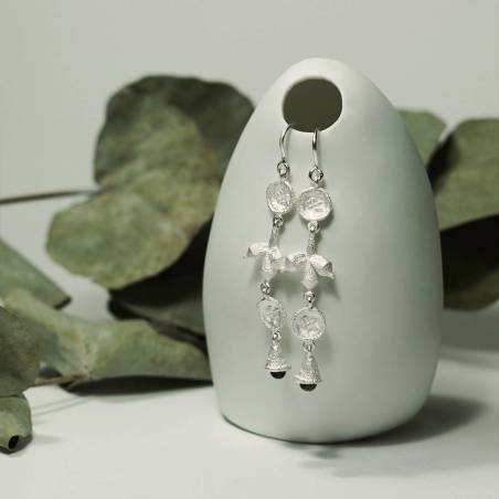 Pendientes grandes y largos de plata y piedras preciosas