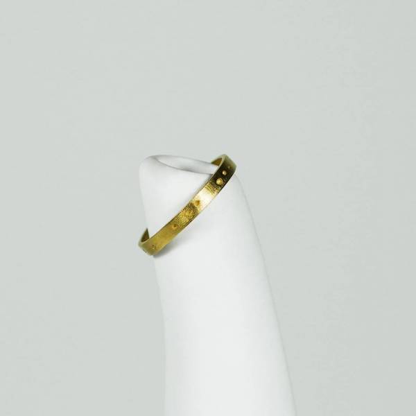 Alianza de boda artesanal, realizada en oro amarillo de 18k.