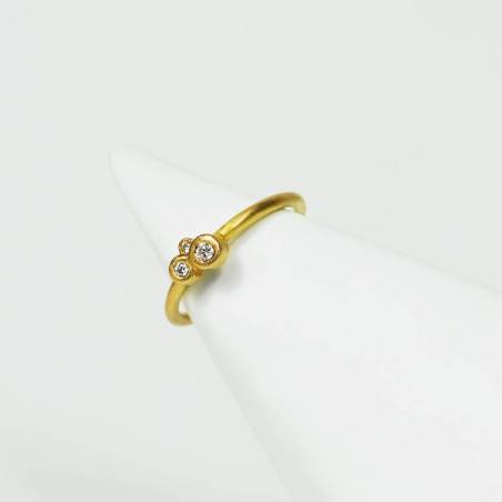 Yellow gold ring with three diamonds