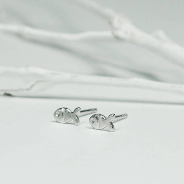 Arracades petites realitzades en plata de llei amb acabat mat.