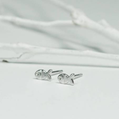 Arracades petites realitzades en plata de llei amb acabat mat.