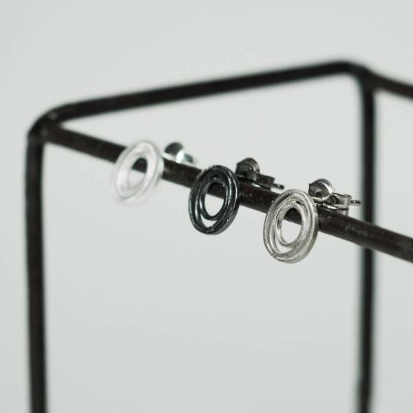 Arracades petites realitzades en plata de primera llei.
