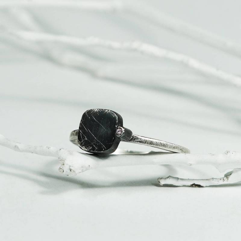 Anell plata i diamant, ORÍGENS
