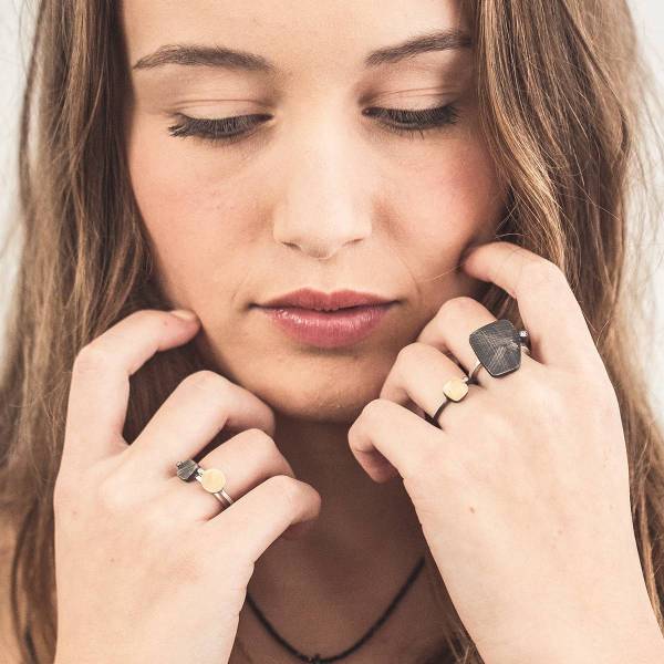 Este anillo está realizado en plata con acabado mate oxidado en la pieza central