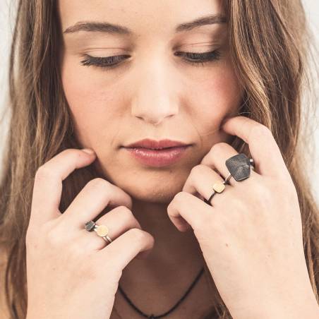 Este anillo está realizado en plata con acabado mate oxidado en la pieza central