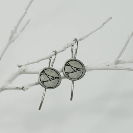 Pendientes pequeños de diseño realizados en plata de ley con grabado abstracto en mate oxidado.