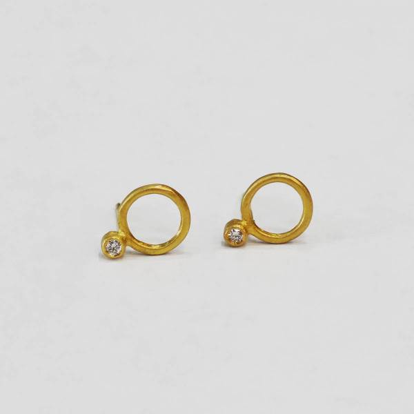 Earrings of minimalist design made in 18k gold with matte finish.