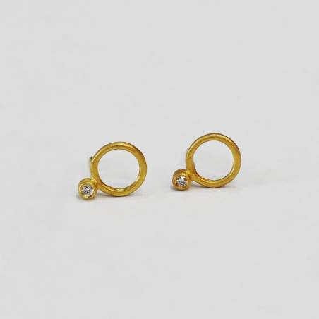 Earrings of minimalist design made in 18k gold with matte finish.