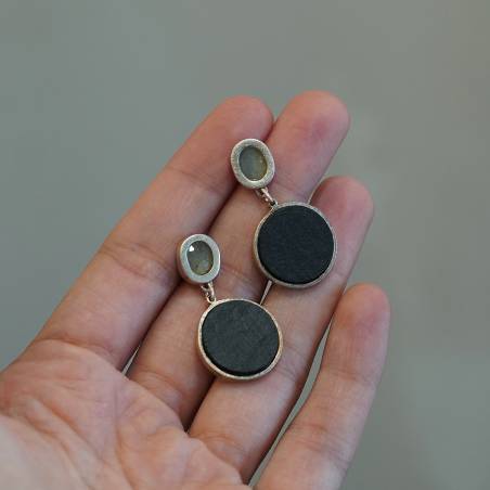 Pendientes de diseño artesanal realizado en plata de primera ley con acabado rodio mate.