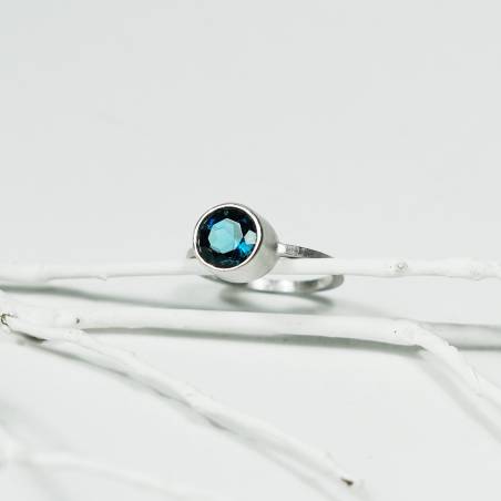 Anillo de plata con topacio azul