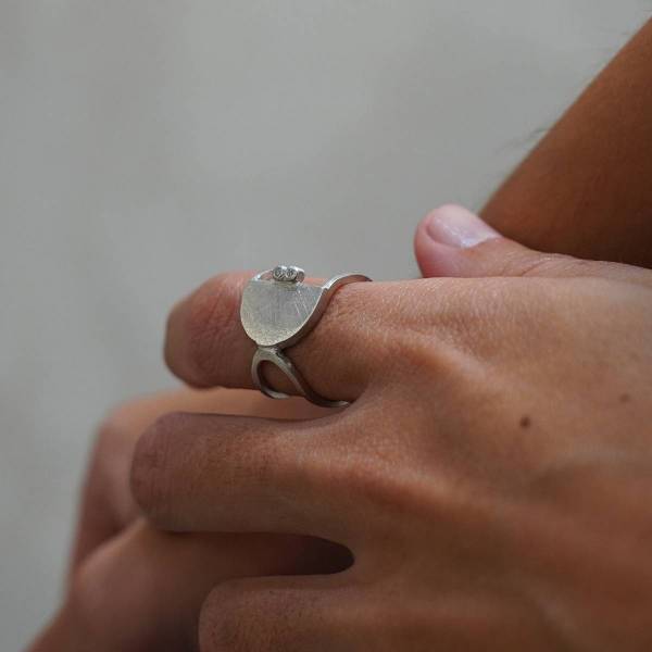 Anell de plata de primera llei amb acabat rodi i dos diamants naturals