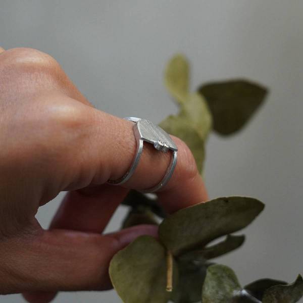 Anillo de plata de ley y diamantes