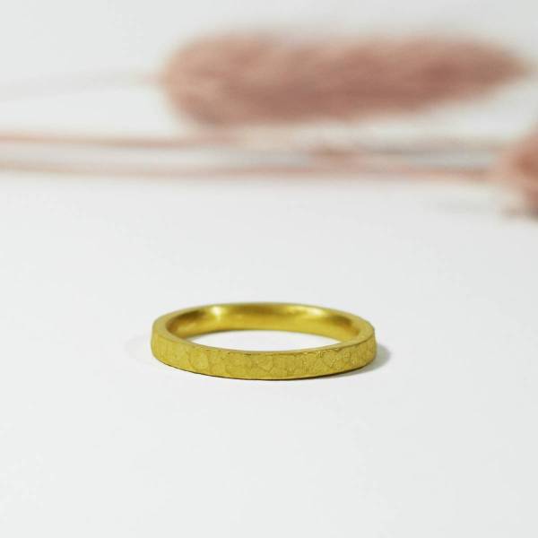 Alianza martelé en oro amarillo