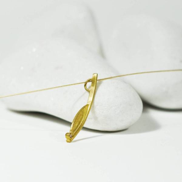 Colgante de oro amarillo de 18 quilates con un diamante natural