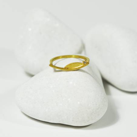Anillo de oro de primera ley con un diamante