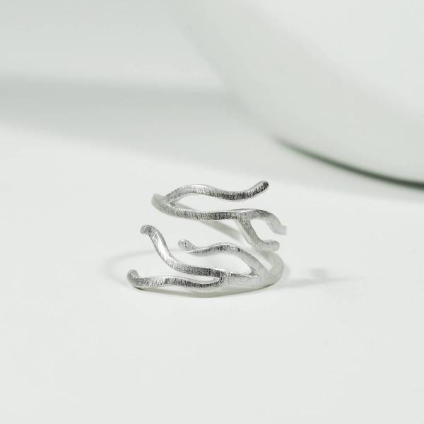 Anillo diseñado en plata mate de primera ley.