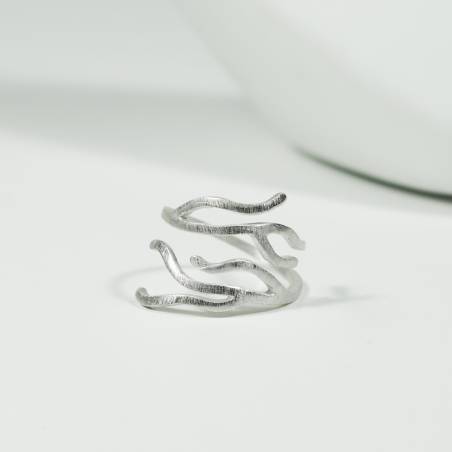 Anillo diseñado en plata mate de primera ley.