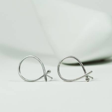 Pendientes de diseño romántico realizados en plata de primera ley con diamantes naturales.