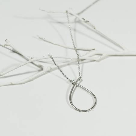 Gargantilla de diseño hecha en plata de ley con acabado mate rodio.
