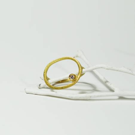 Anillo de diseño oro amarillo y diamante