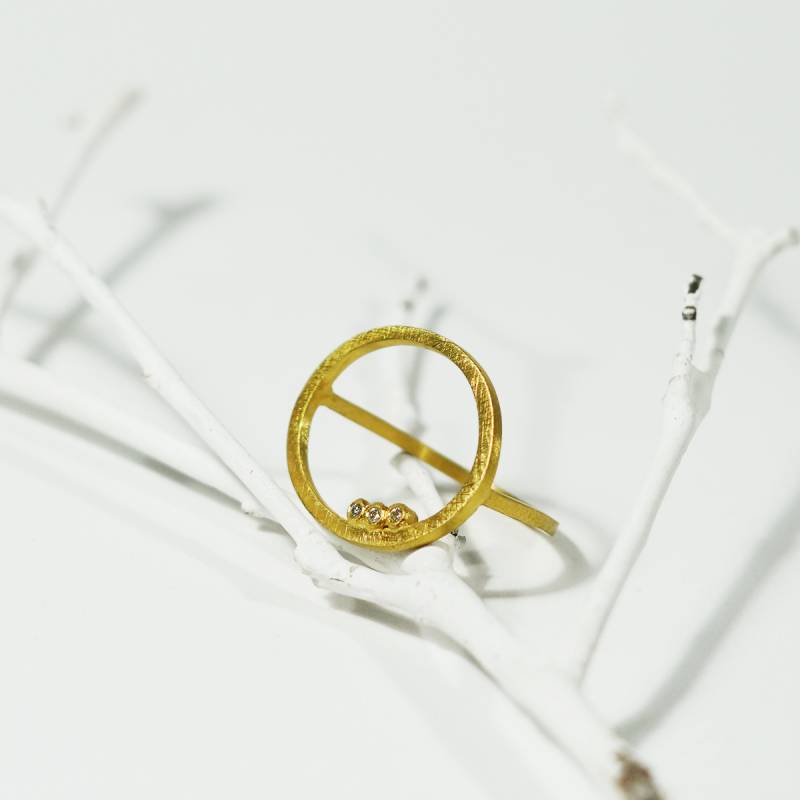 Anell or groc i tres diamants naturals