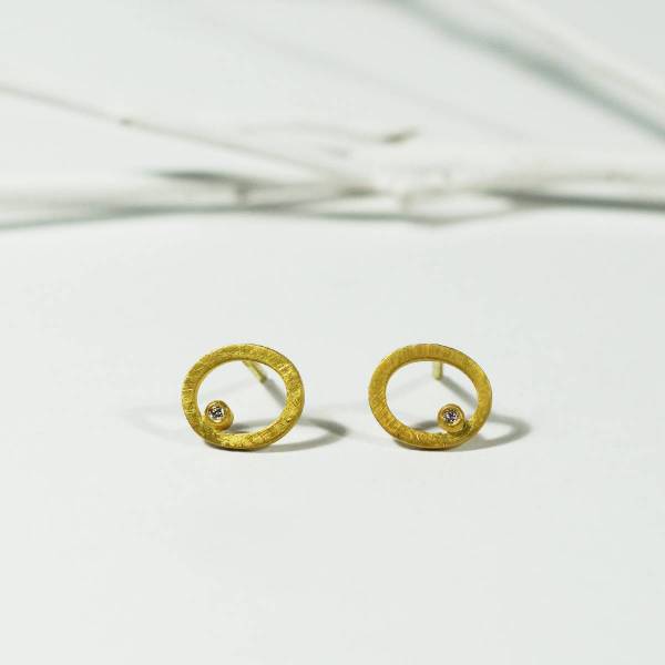 Pendientes mini oro amarillo y diamante Barcelona