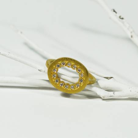 anillo de diseño clásico renovado