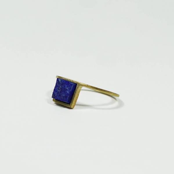 Anillo diseñado en oro amarillo de 18 quilates con un precioso lapislázuli