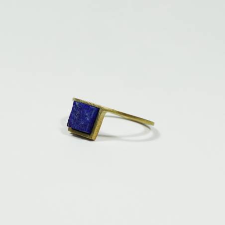 Anillo diseñado en oro amarillo de 18 quilates con un precioso lapislázuli
