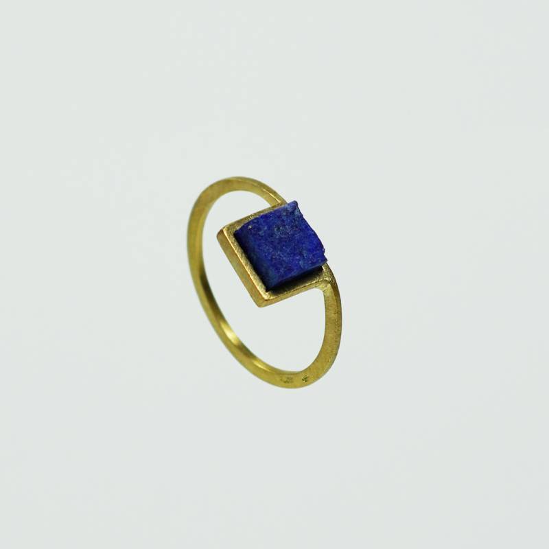 Anillo de oro y lapislázuli